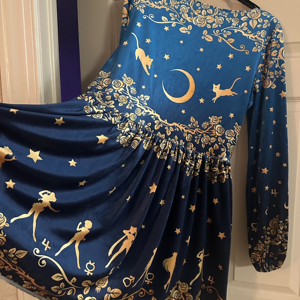 Sailor Moon/Blackmilk Velvet Squared up Bishop Dress - Picture 4 of 7